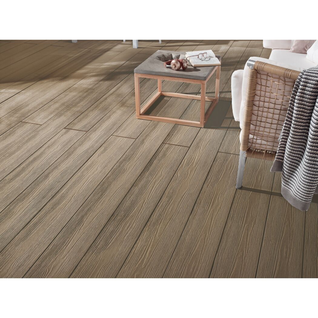 Holzoptik-Terrassendielen in Braun