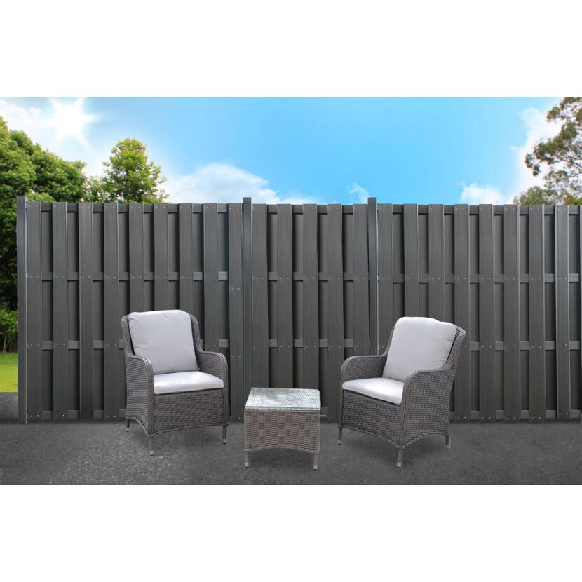 Zwei graue Gartenstühle mit Tisch und WPC Sichtschutzzaun