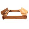 Holzsandkasten mit zwei hochklappbaren Sitzflächen