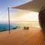 Holzterrasse mit Blick aufs Meer bei Sonnenuntergang