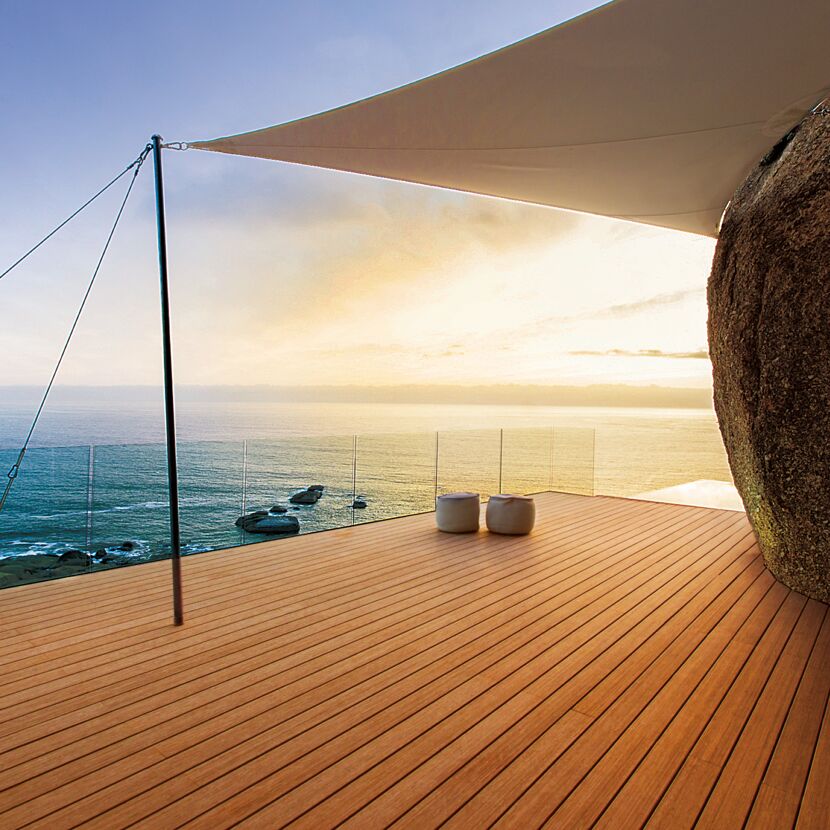 Holzterrasse mit Blick aufs Meer bei Sonnenuntergang