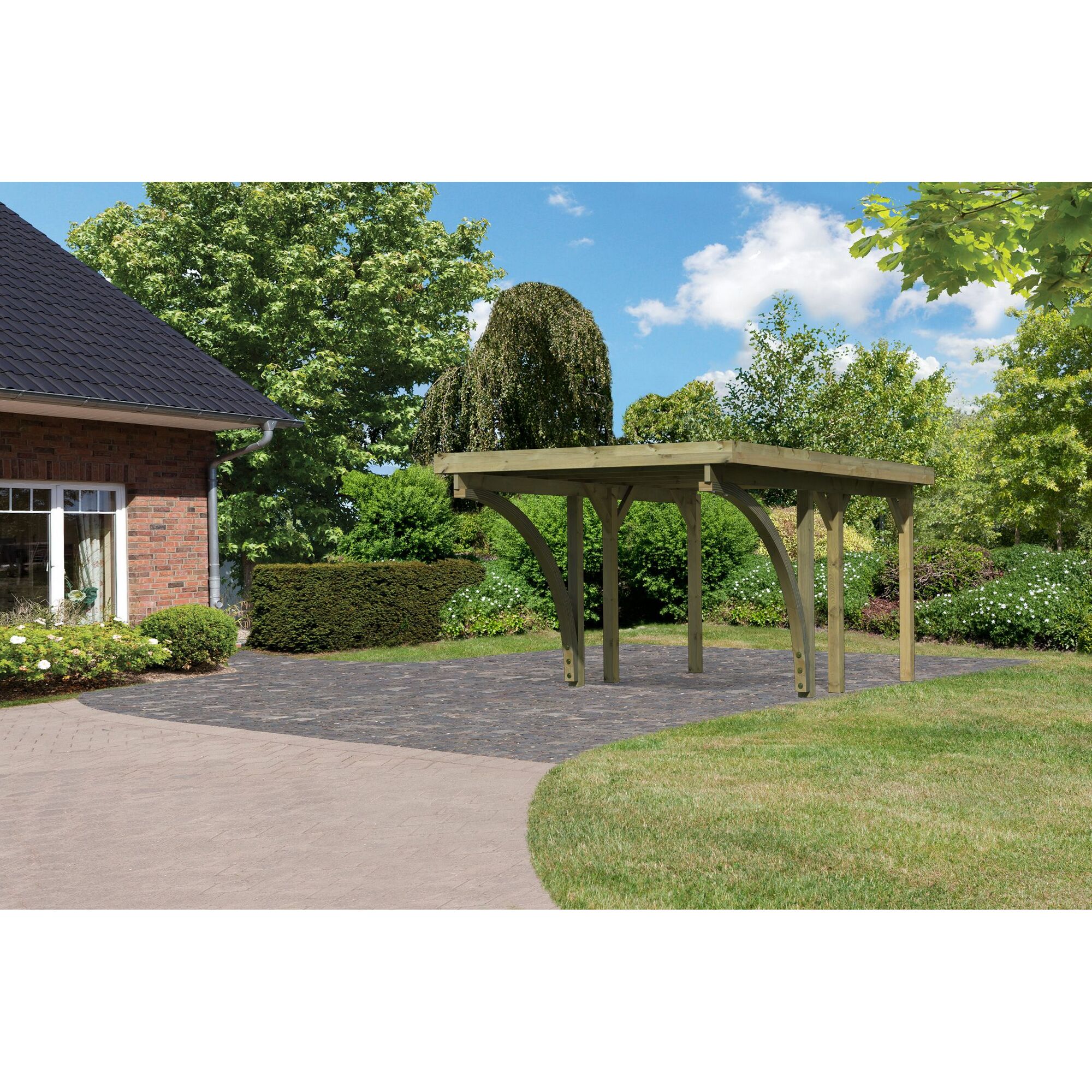 Holzcarport auf gepflasterter Fläche