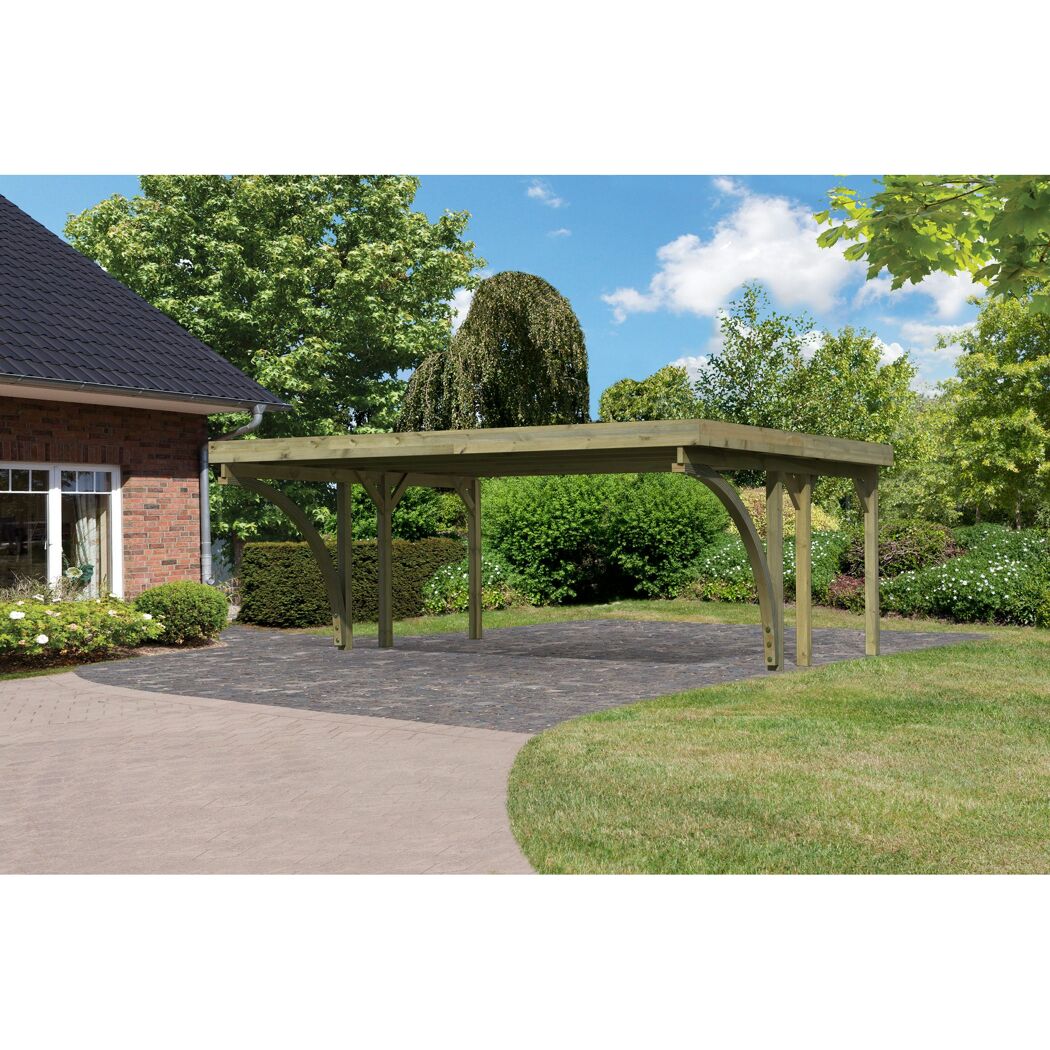 Holzcarport im Garten neben einem Haus