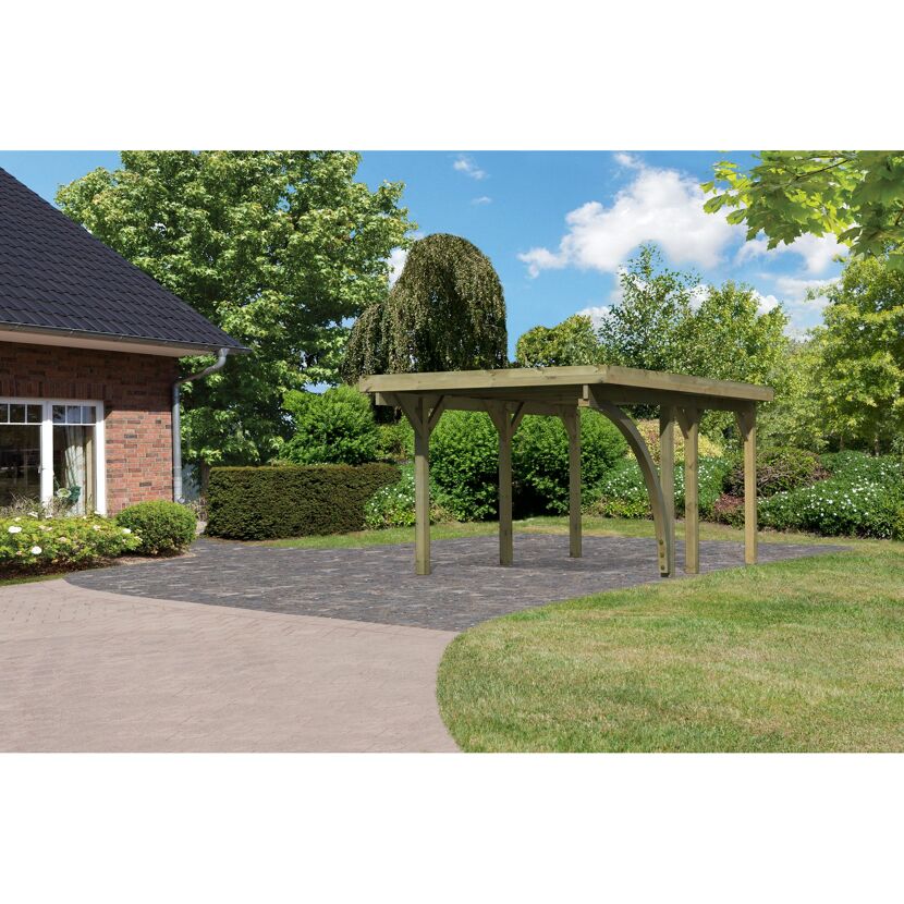 Holzcarport im Garten