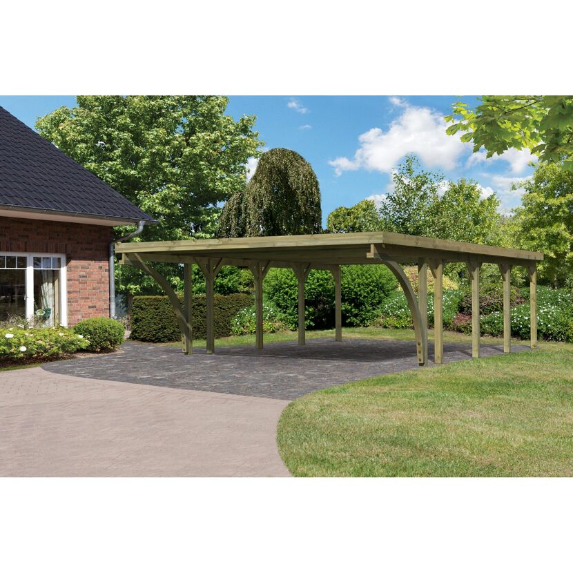 Holz-Carport im Garten neben einem Haus