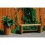 Holzbank und Blumentopf vor Holzzaun