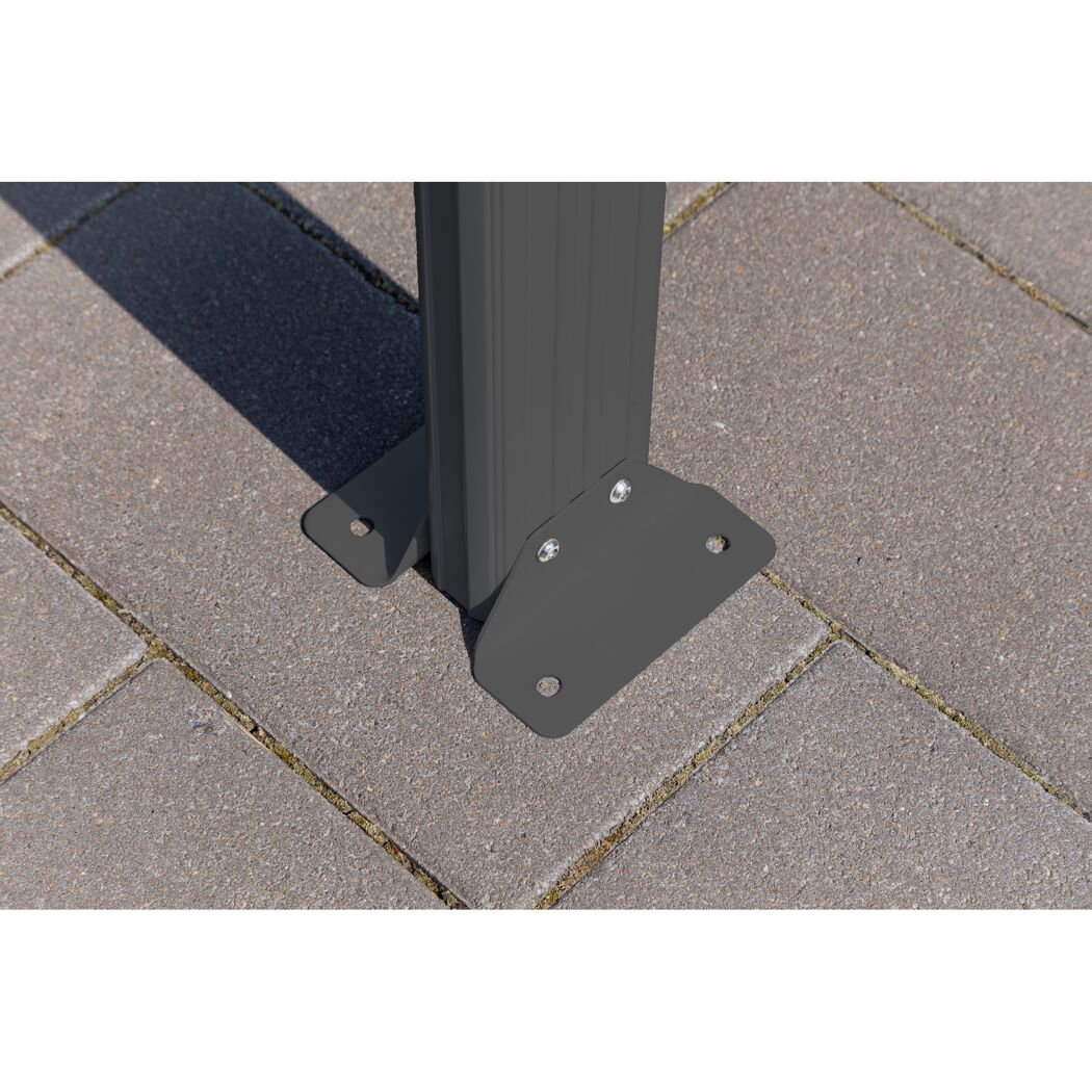 Fuß des Carports auf Gehwegplatten