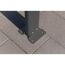 Fuß des Carports auf Gehwegplatten