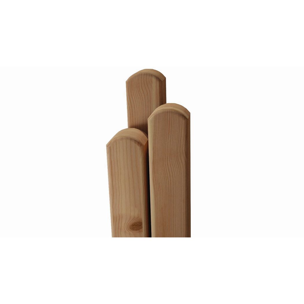 Drei abgerundete Holzpfähle