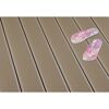 Zwei Flip-Flops auf Terrassendielen