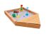Hölzerner Sandkasten mit Spielzeug