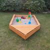 Hölzerner Sandkasten mit Spielzeug