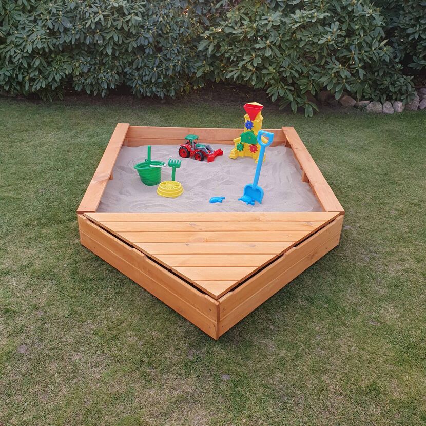 Hölzerner Sandkasten mit Spielzeug