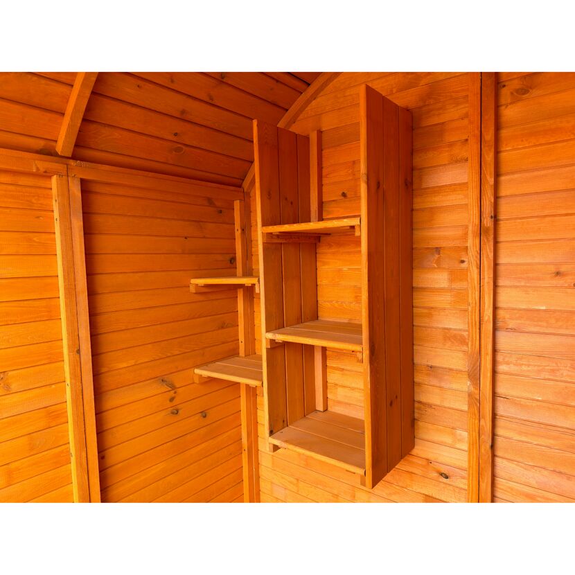 Holzregal in einem Geräteschuppen