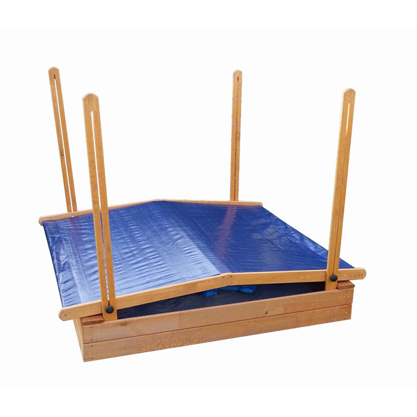 Hölzerner Sandkasten mit blauer Abdeckung