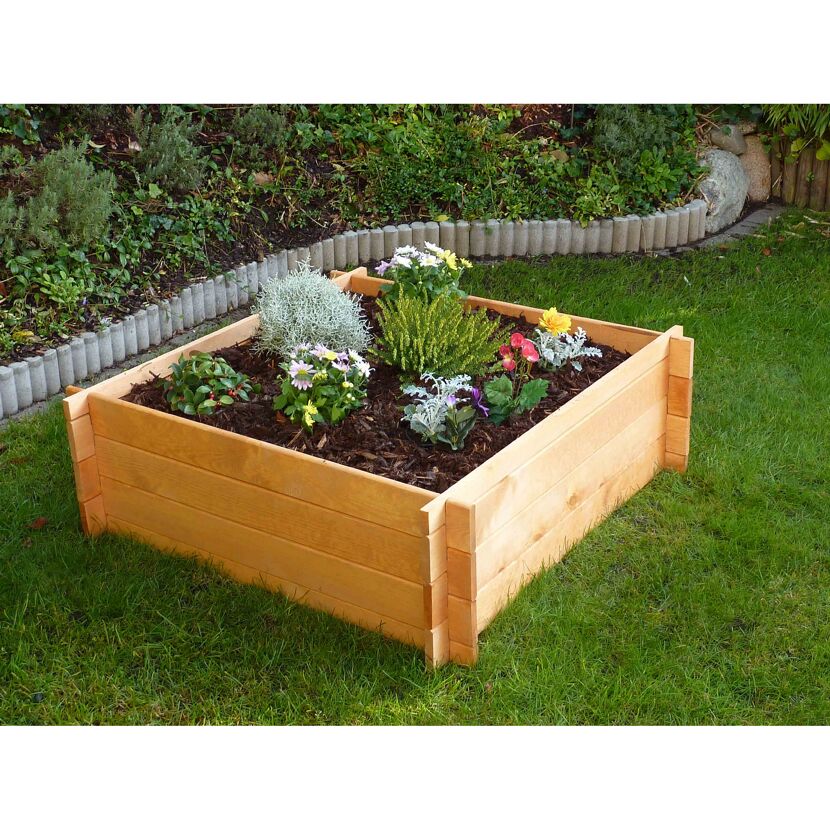 Holz-Hochbeet mit verschiedenen Blumen
