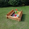 Sandkasten mit Spielzeug