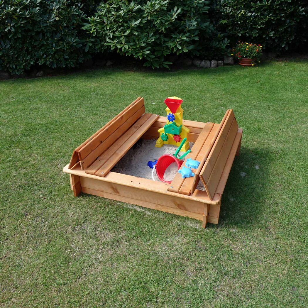 Sandkasten mit Spielzeug