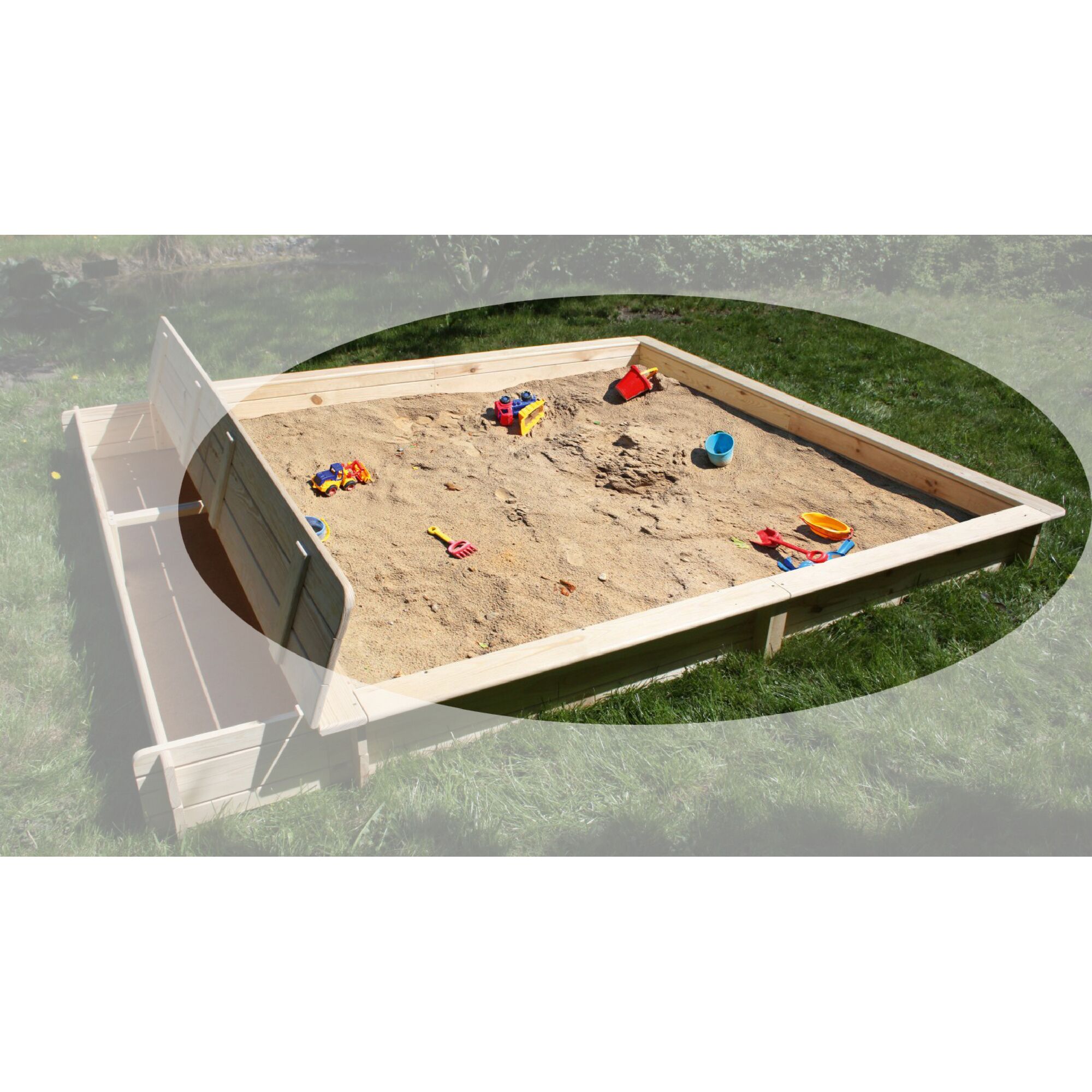 Sandkasten aus Holz mit Spielzeug