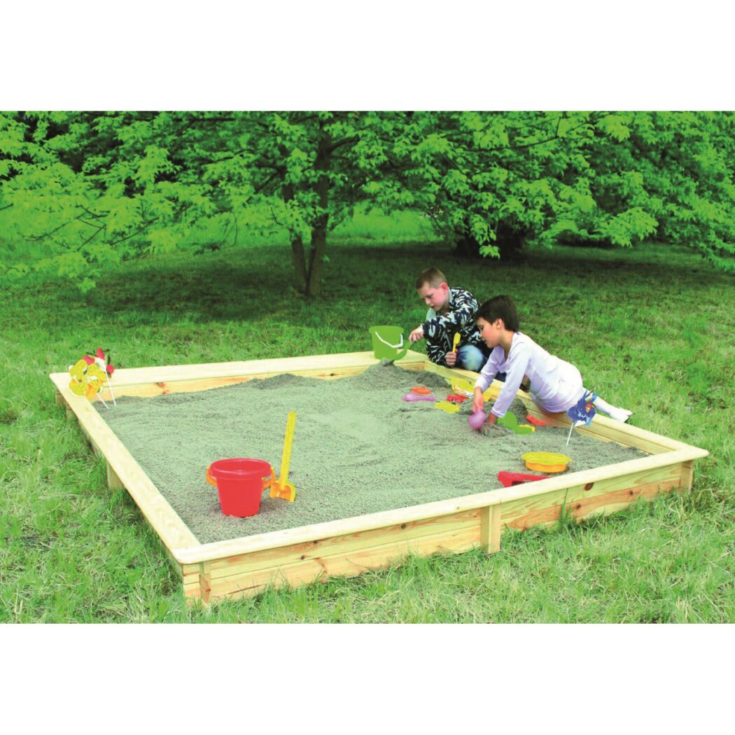 Zwei Kinder spielen in einem Sandkasten mit Eimer und Schaufel.