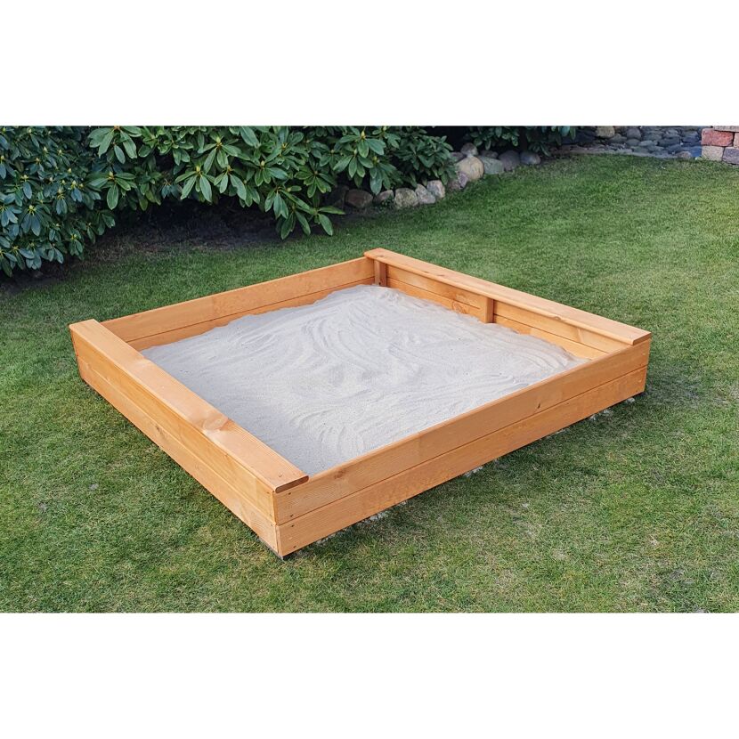 Holzsandkasten mit Sand gefüllt