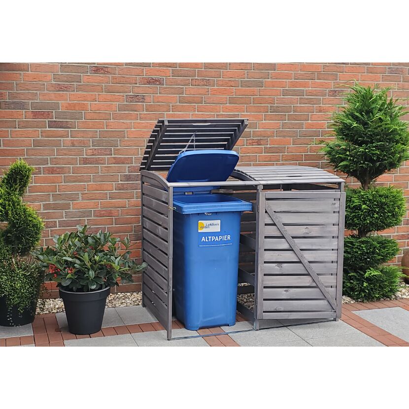Mülltonnenbox aus Holz mit blauer Mülltonne