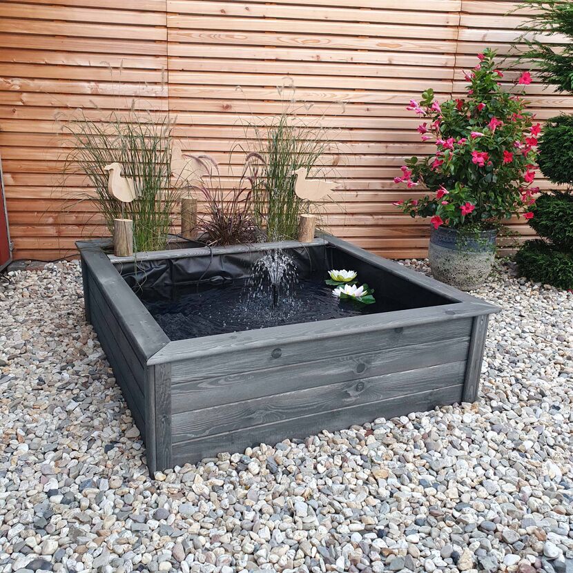 Holz-Hochteich mit Springbrunnen