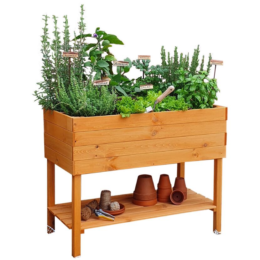 Kräuterbeet aus Holz mit Kräutern und Gartengeräten