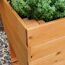 Ecke eines erhöhten Kräuterbeetes aus Holz