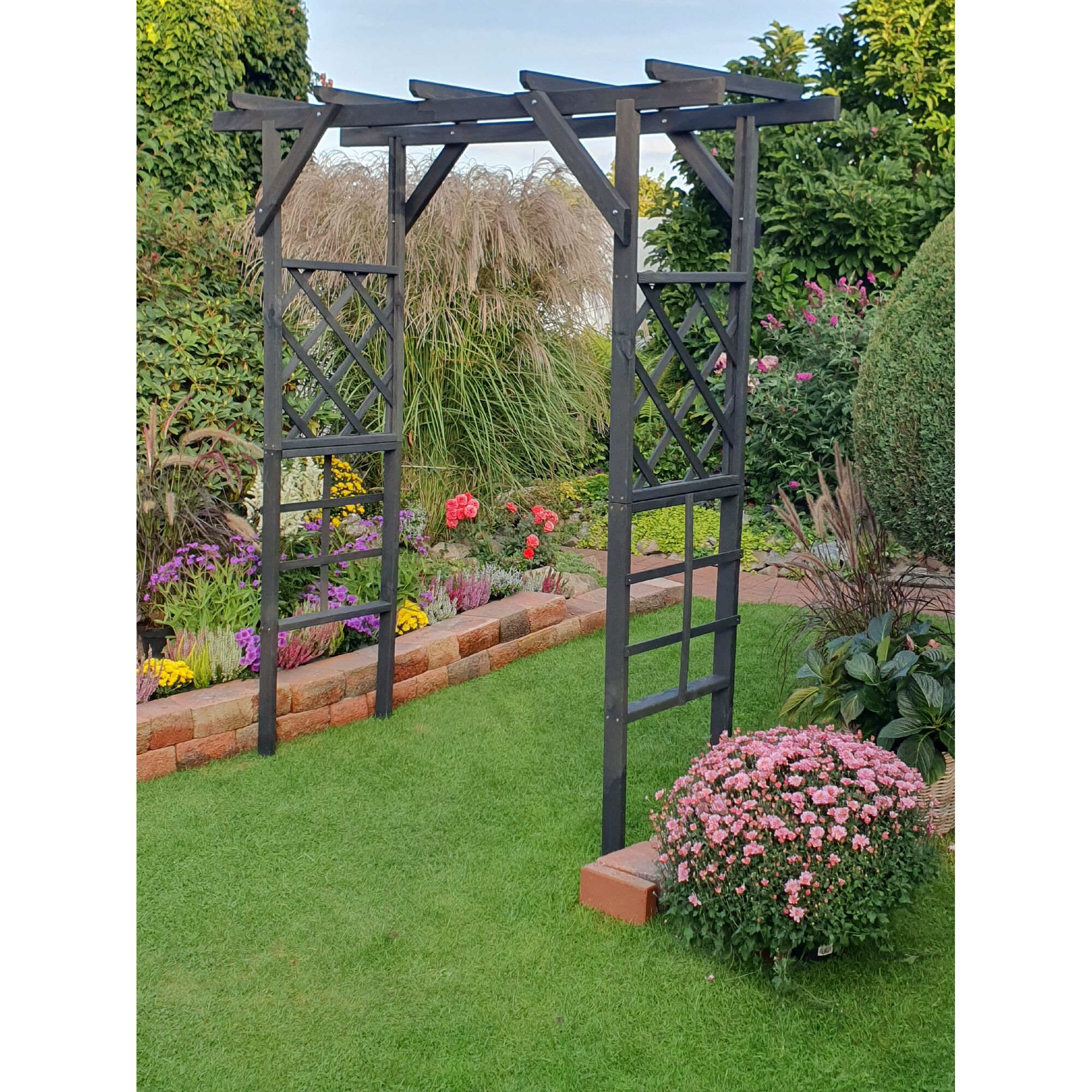 Schwarze Gartenpergola mit Rankgitter
