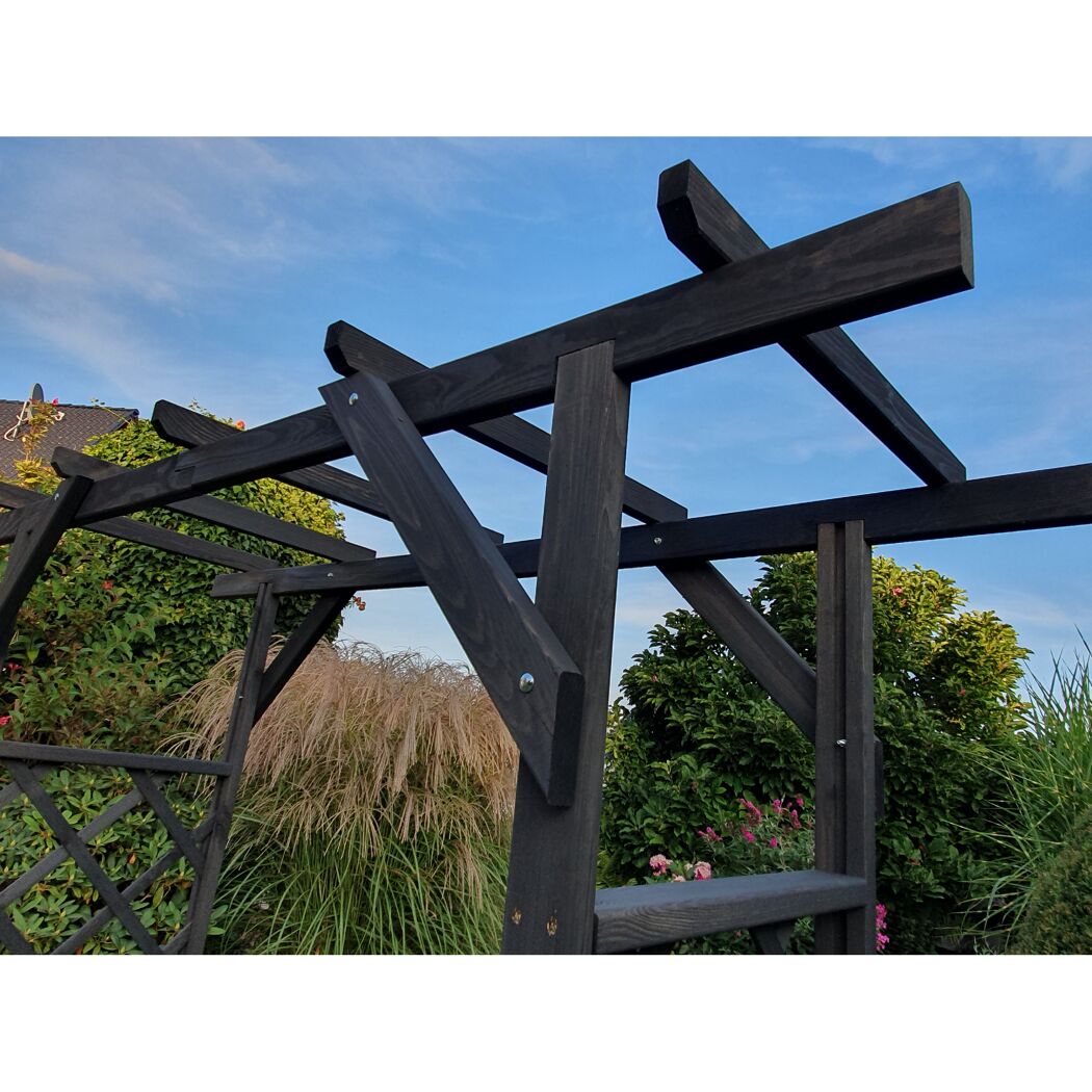 Schwarze Holzpergola im Garten