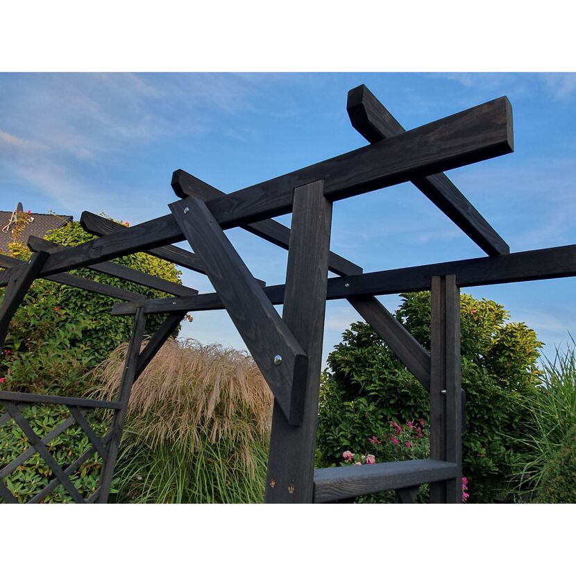 Schwarze Holzpergola im Garten