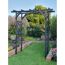 Schwarze Gartenpergola
