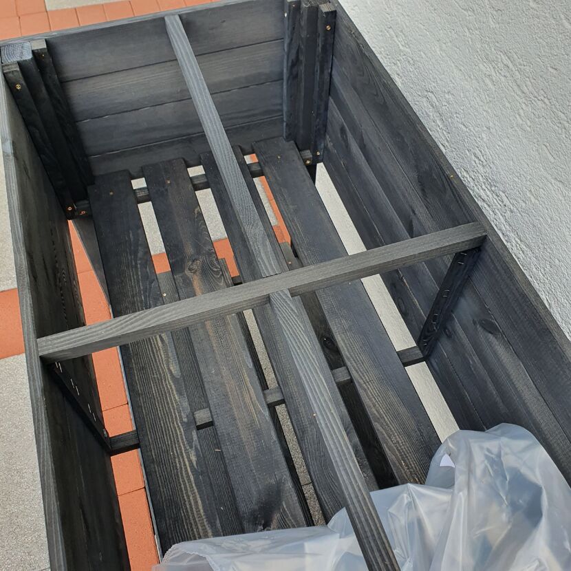 Innenansicht eines leeren Hochbeets aus Holz
