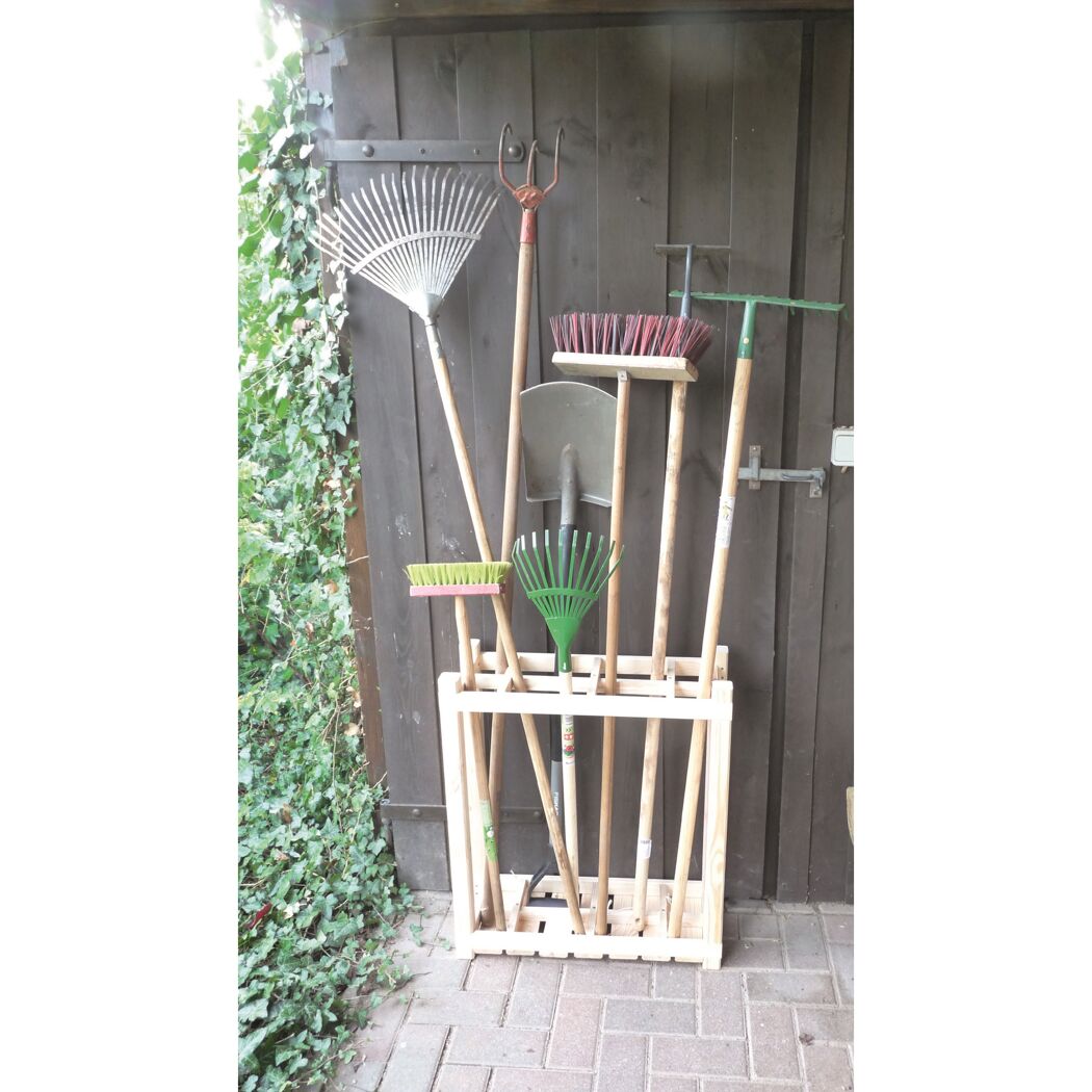 Gartenwerkzeuge in einem Holzkasten