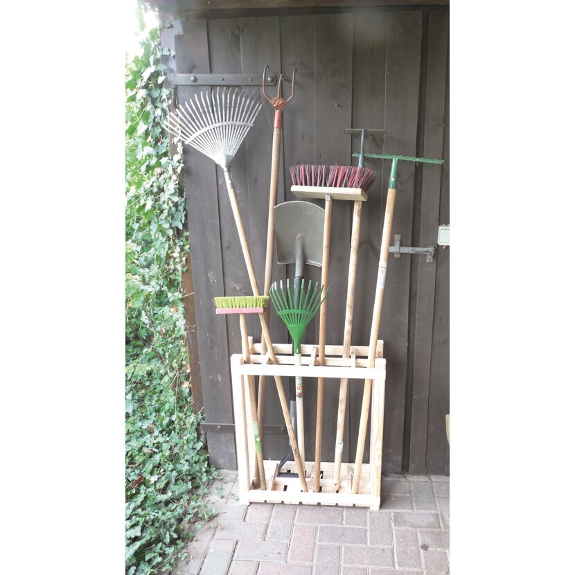 Gartenwerkzeuge in einem Holzkasten