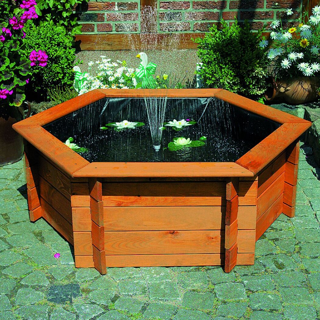 Achteckiger Hochteich aus Holz mit Springbrunnen