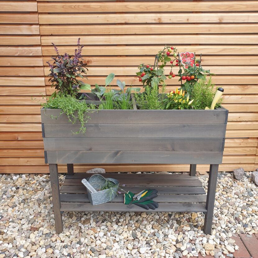 Erhöhtes Kräuterbeet mit Gartenwerkzeug