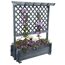 Grauer Blumenkasten mit Rankgitter