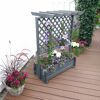 Grauer Rankkasten mit Rankgitter und Blumen