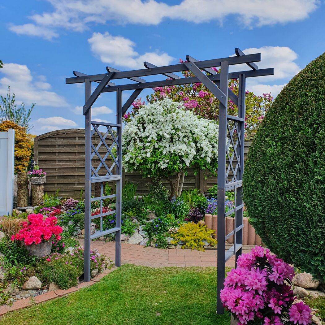 Blühender Garten mit Pergola