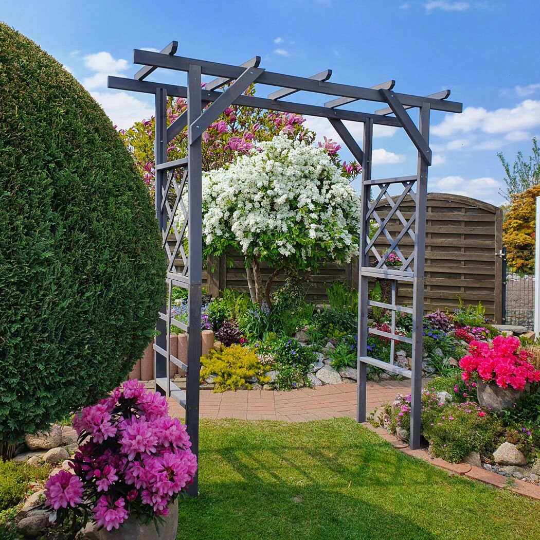 Gartenlaube mit blühenden Pflanzen