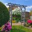 Gartenlaube mit blühenden Pflanzen