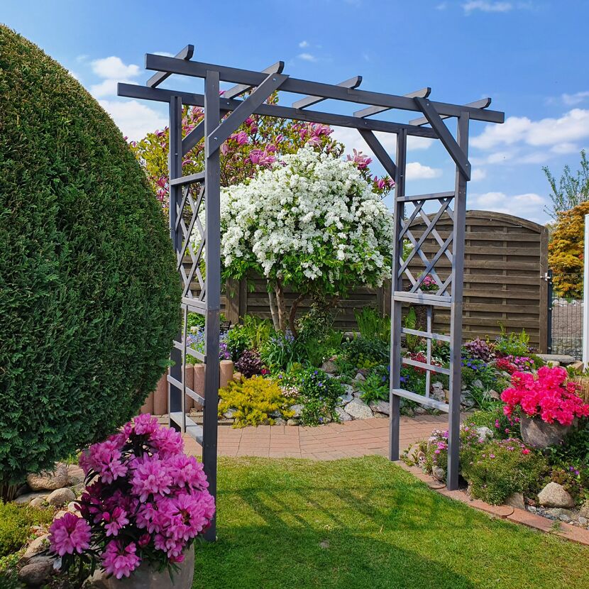 Gartenlaube mit blühenden Pflanzen