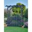 Schwarze Gartenpergola mit Tor