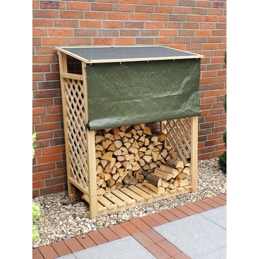 Holzstapel unter einem Holzlager