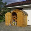Geöffneter Geräteschrank mit Gartengeräten
