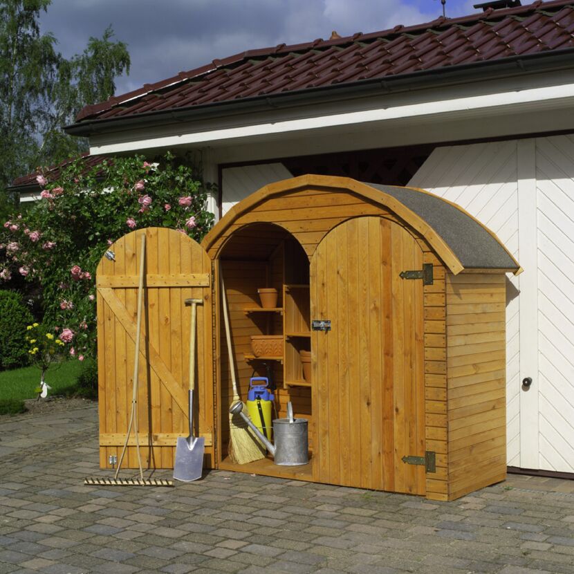 Geöffneter Geräteschrank mit Gartengeräten