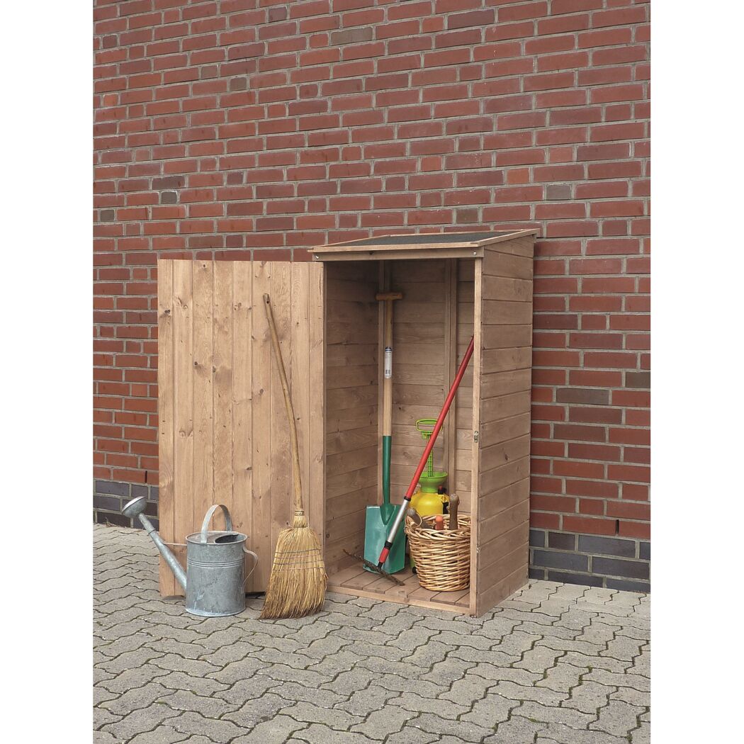Offener Geräteschrank mit Gartengeräten