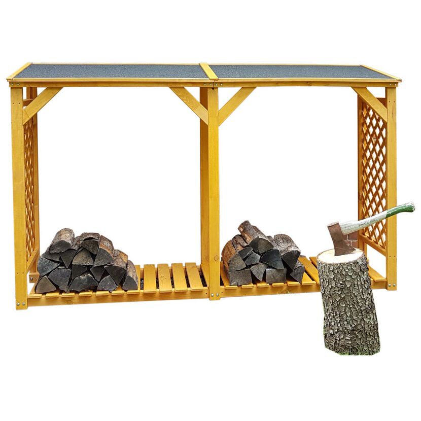 Holzlager mit Scheiten und Axt